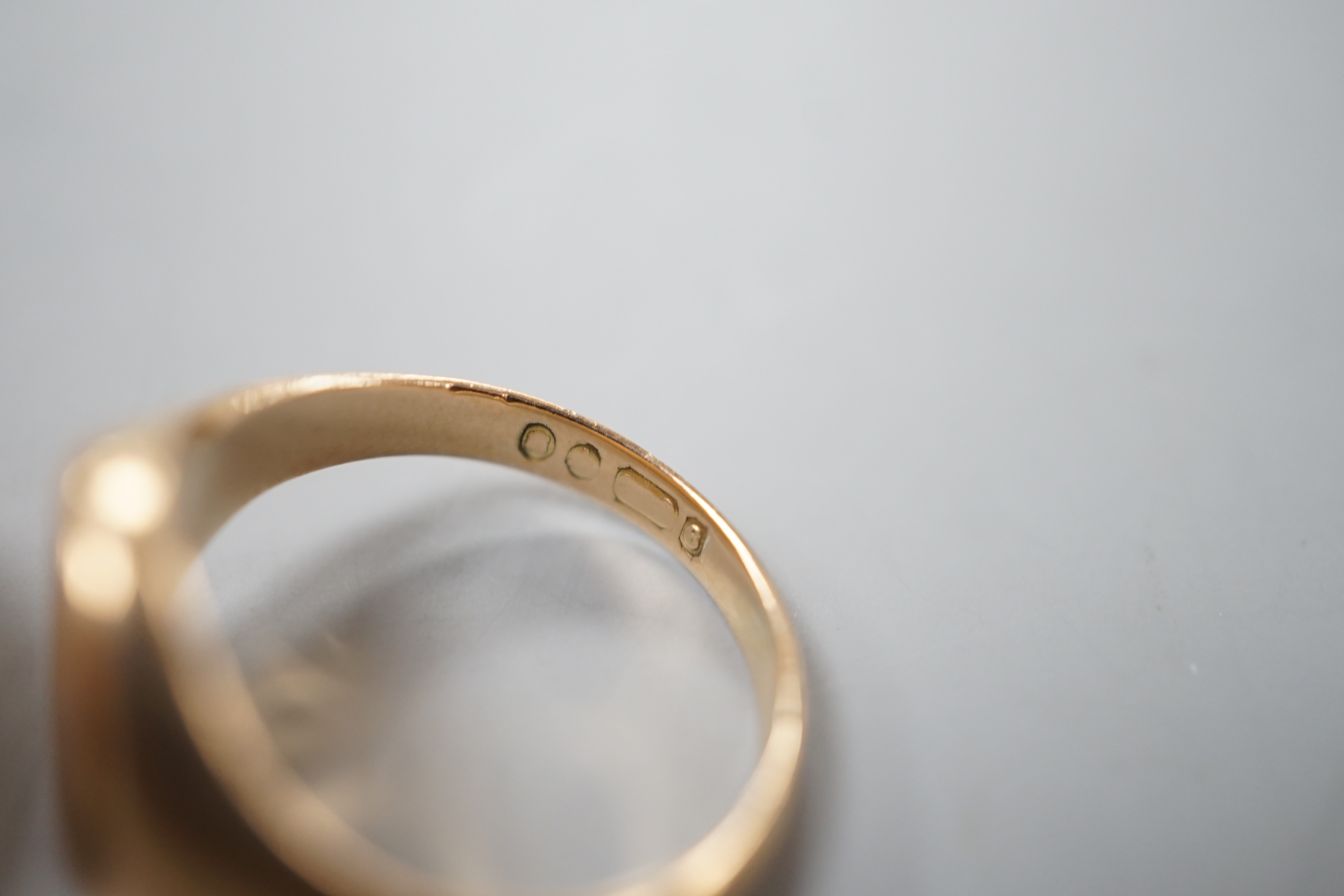 Three 9ct gold rings including a horseshoe ring, wedding band and signet, 17.4 grams.